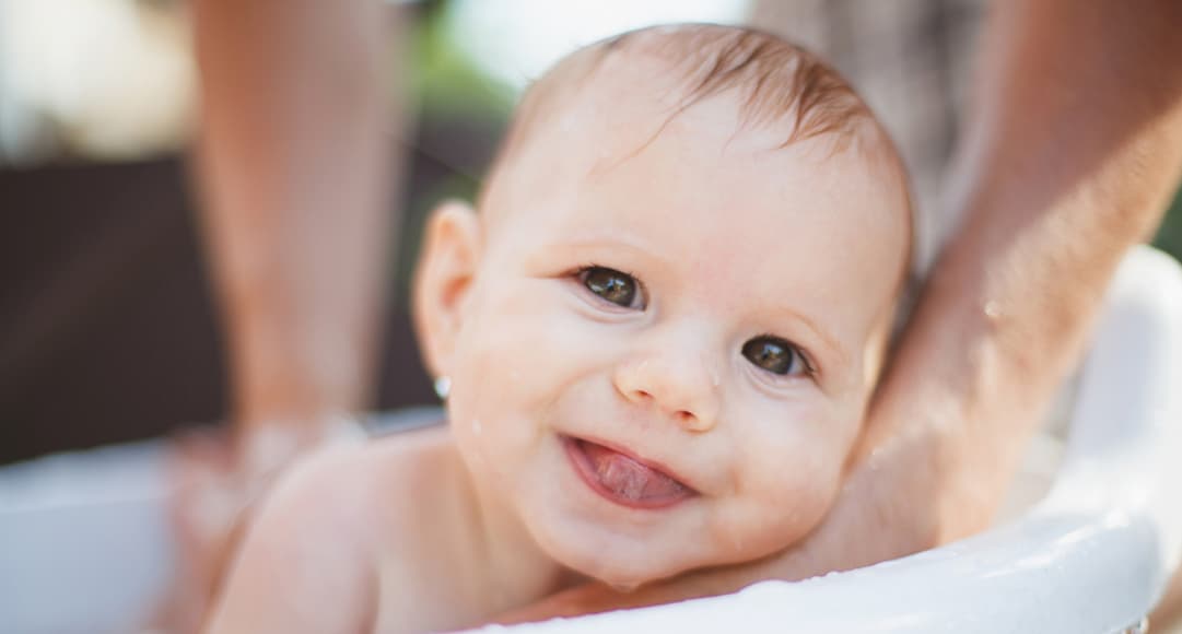 Cómo bañar a tu bebé recién nacido: esto recomiendan los expertos